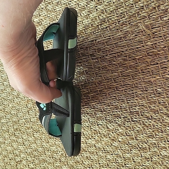 REEF sandal flip flops in black and teal.  Size is 5.  In good condition. - Picture 3 of 7